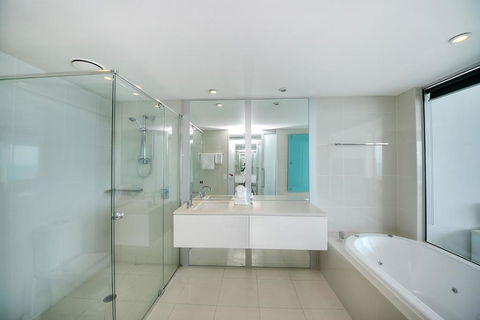 Deluxe Private Apartment In Surfers Paradise - Tourism Canberra 4