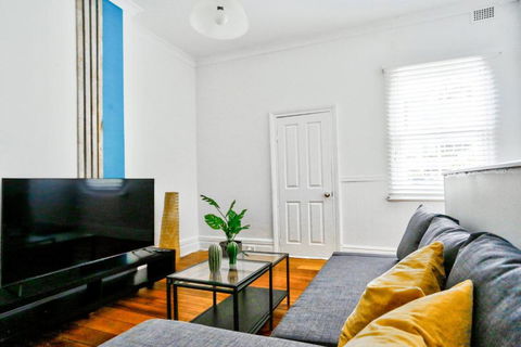 Darling Harbour 3 Bedroom House Glebe 2 E-Bikes Included - Tourism Canberra 1
