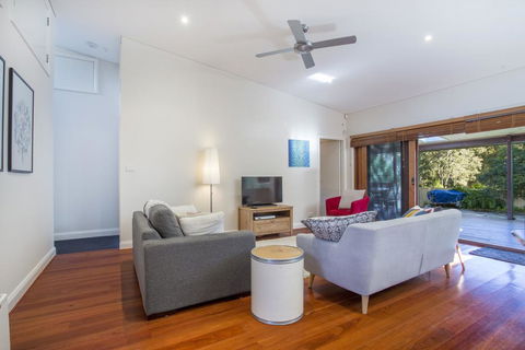 33 Bangalow - Narrawallee's Beautiful Bungalow - Tourism Canberra 0