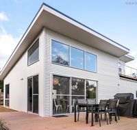 4 king or 8 single beds WiFi Netflix pet friendly - Tourism Canberra