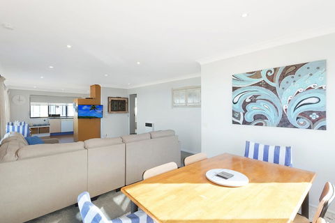 45 Hillside Cres Beach House - Tourism Canberra 3