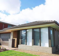 5Bed 2Bath Family House in Werribee - Tourism Canberra