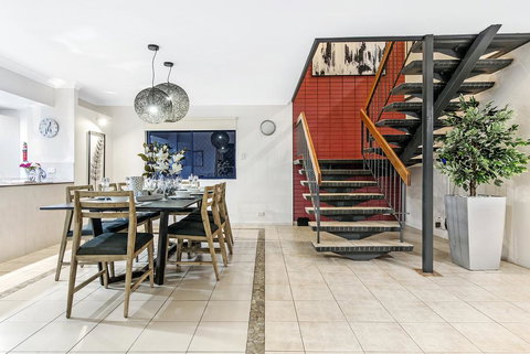 7 Bedroom Gold Coast Luxury Waterfront Home With Pool, Sleeps 20! - Tourism Canberra 1