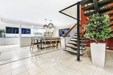 7 Bedroom Gold Coast Luxury Waterfront Home With Pool, Sleeps 20! - Tourism Canberra 0