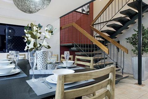 7 Bedroom Gold Coast Luxury Waterfront Home With Pool, Sleeps 20! - Tourism Canberra 3