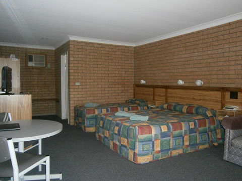 Aaron Inn Motel - Tourism Canberra 1