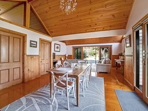 Abrahams On Bank - Tourism Canberra 0