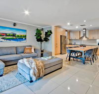 Adelaide 4 Bedroom House with Pool - Tourism Canberra