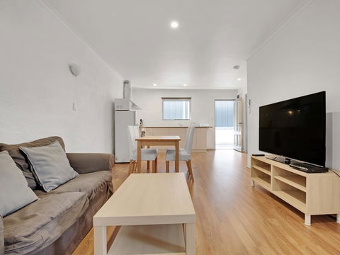 Adelaide Holiday Homes - Tourism Canberra 2