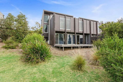 DREW Golfers Delight Close To St Andrews Beach - Tourism Canberra 1