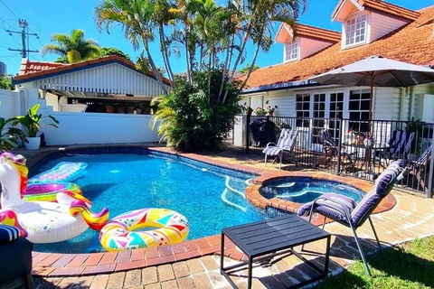 Fab 4brm Home With Pool A 15 Min Walk To Beach - Tourism Canberra 0