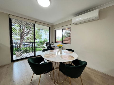 Fabulous 2 Bedroom Apartment, Secured Free Parking - Tourism Canberra 3