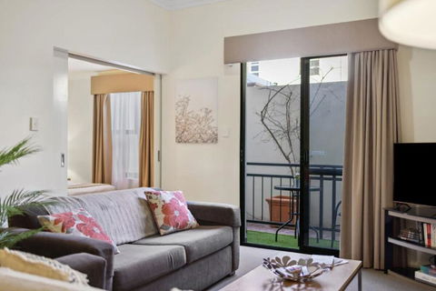 Fabulous Apt In Northbridge With Pool & WiFi - Tourism Canberra 0