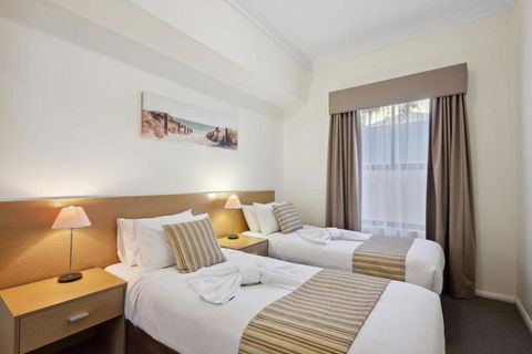 Fabulous Apt In Northbridge With Pool & WiFi - Tourism Canberra 3
