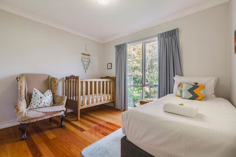 Family Friendly Art Deco Garden Patio WiFi WFH - Tourism Canberra 2