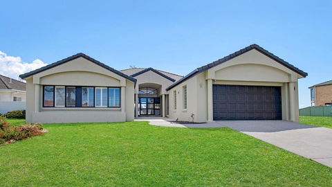 FLOATING ON THE CANALS - 80 COMMODORE CRES - Tourism Canberra 0