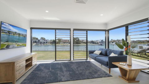 FLOATING ON THE CANALS - 80 COMMODORE CRES - Tourism Canberra 2