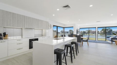 FLOATING ON THE CANALS - 80 COMMODORE CRES - Tourism Canberra 4