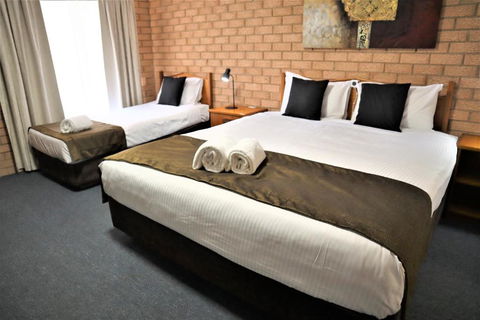 Golden Chain Aalana Motor Inn - Tourism Canberra 2