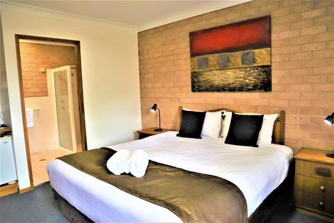 Golden Chain Aalana Motor Inn - Tourism Canberra 0