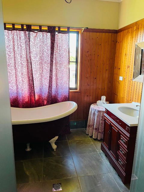GOLDEN LACE B&B - Tourism Canberra 3