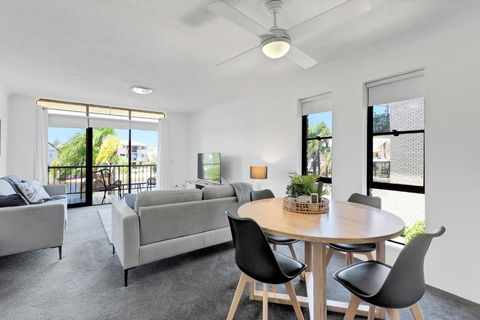 HACIENDA- CANAL VIEWS AND COMFORT - Tourism Canberra 1