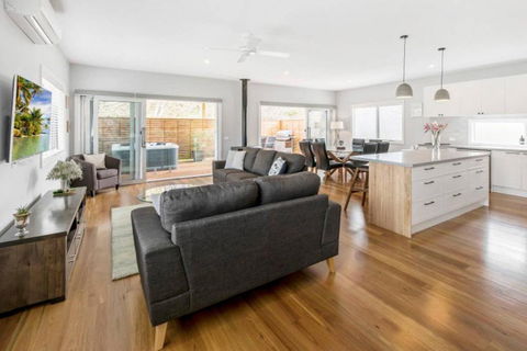 HALE KUPA Rye Beach House Spa Table Tennis - Tourism Canberra 0