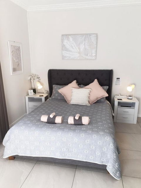 GUESTHOUSE On REGENT Bed & Breakfast - Tourism Canberra 0
