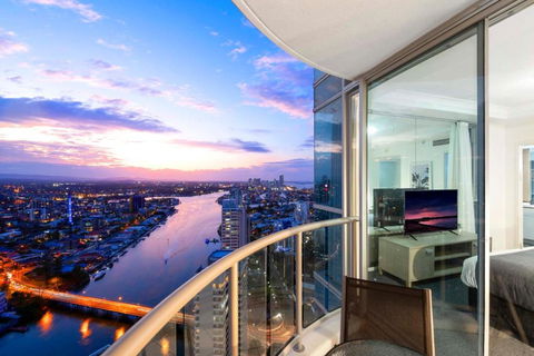 HIGH FLOOR GUARANTEE - 3 Bedroom Plus Study Apartments At Chevron Renaissance - Self Contained & Privately Managed - Wow Stay - Tourism Canberra 0