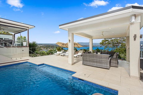 HEATed Pool, Lake & Beach, Luxury 5 B/R House - Tourism Canberra 0