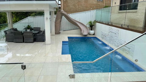 HEATed Pool, Lake & Beach, Luxury 5 B/R House - Tourism Canberra 2