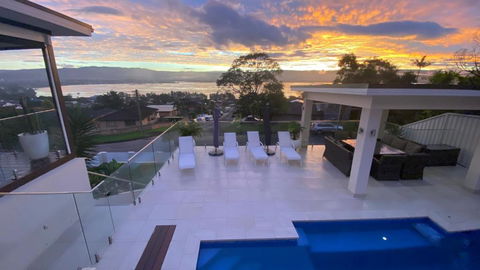 HEATed Pool, Lake & Beach, Luxury 5 B/R House - Tourism Canberra 1