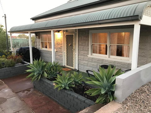 HILLSIDE HAVEN CHARMING C1920 COTTAGE Pet Friendly Sleeps 1 - 6 - Tourism Canberra 2