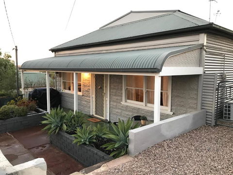 HILLSIDE HAVEN CHARMING C1920 COTTAGE Pet Friendly Sleeps 1 - 6 - Tourism Canberra 0