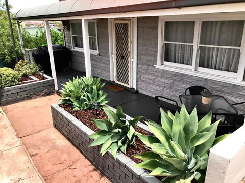 HILLSIDE HAVEN CHARMING C1920 COTTAGE Pet Friendly Sleeps 1 - 6 - Tourism Canberra 1