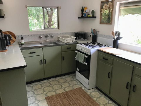 HILLSIDE HAVEN CHARMING C1920 COTTAGE Pet Friendly Sleeps 1 - 6 - Tourism Canberra 3