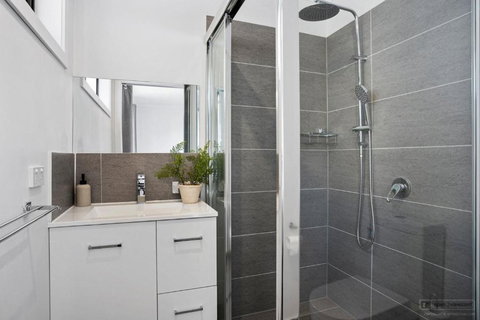 Hobart 4 Bedroom Cosy Stayz - Tourism Canberra 3