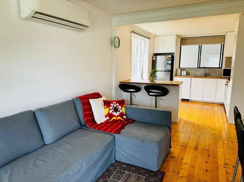 House In Sunshine Close To City - Tourism Canberra 0