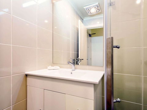 Ibis Styles Kingsgate Hotel - Tourism Canberra 1
