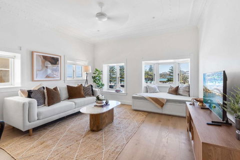 Iconic Bondi Beach Panorama From Stylish Retreat - Tourism Canberra 0