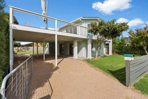 Imollu Beach House 5-Bed 2 5-Bath - Tourism Canberra 1
