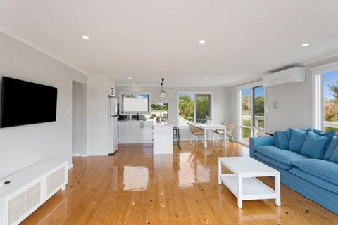 Imollu Beach House 5-Bed 2 5-Bath - Tourism Canberra 2