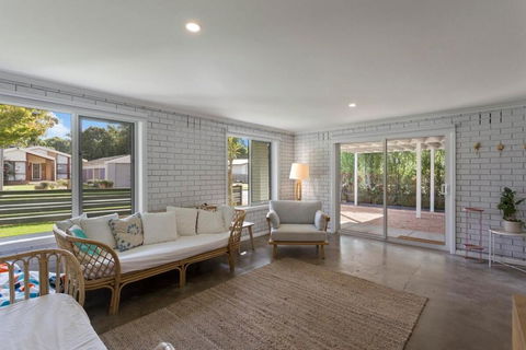 Imollu Beach House 5-Bed 2 5-Bath - Tourism Canberra 3