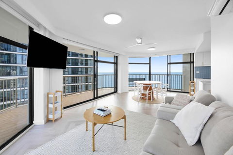 Impeccable Oceanfront 2-Bed With BBQ, Views & Pool - Tourism Canberra 1