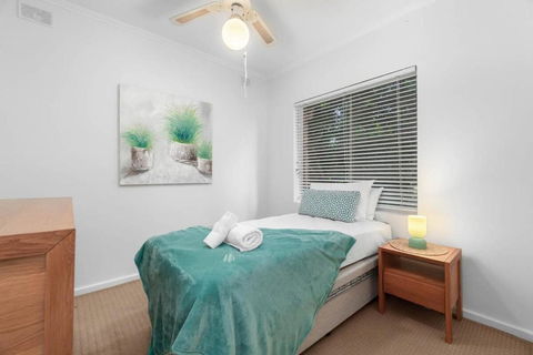 In Between City Sea & Airport - 2BR Vacation Home - Tourism Canberra 2