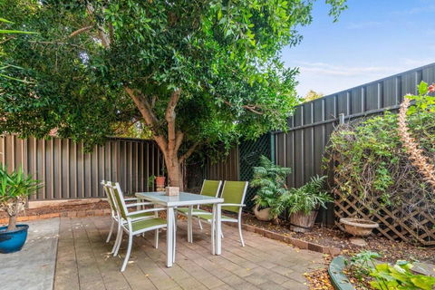 In Between City Sea & Airport - 2BR Vacation Home - Tourism Canberra 3