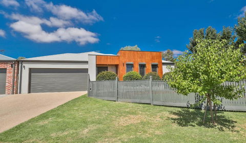 Indulge Luxury Homes - Dockside Marina - Tourism Canberra 1