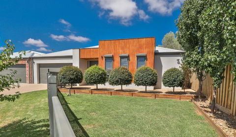 Indulge Luxury Homes - Dockside Marina - Tourism Canberra 0