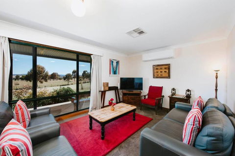 Idyllic Farm Stay Seclusion At Ithaca Cottage - Tourism Canberra 1