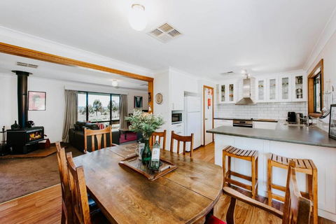 Idyllic Farm Stay Seclusion At Ithaca Cottage - Tourism Canberra 3